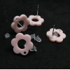 Boucles d'oreille Puce  Fleur 14 mm en Acrylique avec trou d'attache et embouts plastique DIY coloris Rose