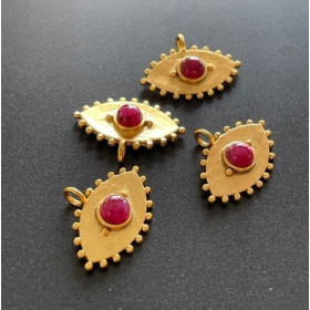 Pendentif Navette Amulette Œil de la protection Pierre Ronde Rubis 11 par 22mm en Laiton finition Doré 18KT