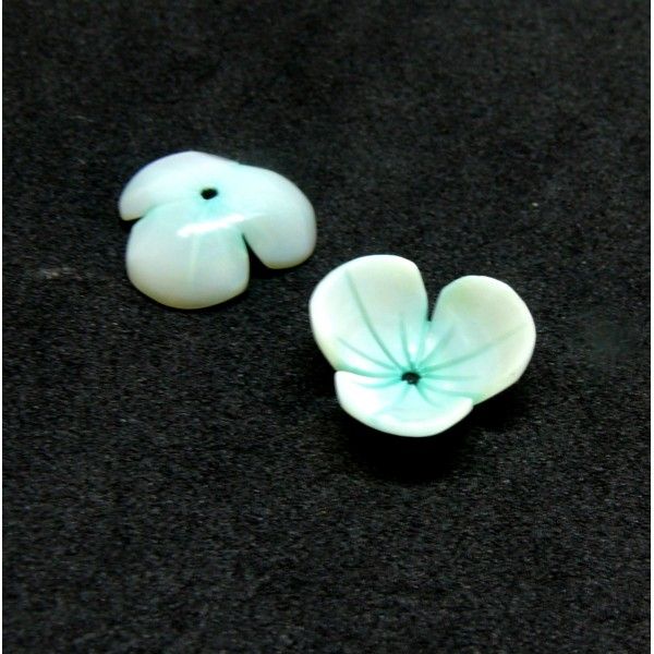 Perles intercalaire 3D forme Fleur Nacre sculptée 12mm en Nacre naturelle finition Vert pastel