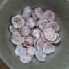 Perles intercalaire 3D forme Fleur Nacre sculptée 12mm en Nacre naturelle finition Rose Pale