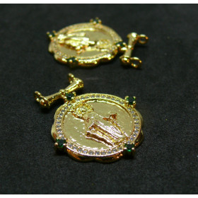 Pendentif médaille avec attaches transversale motif religieux et strass vertes 27 mm en Cuivre finition Doré