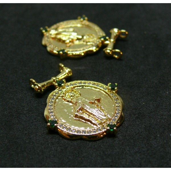 Pendentif médaille avec attaches transversale motif religieux et strass vertes 27 mm en Cuivre finition Doré