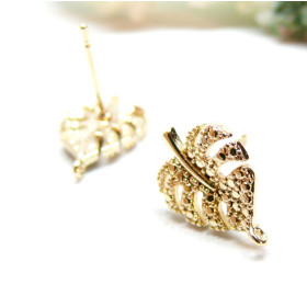 Boucles d'oreille puce Feuille de Montserrat avec anneau d’attache en laiton finition Doré 18KT