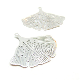 Estampes Pendentifs Feuille de Ginkgo Biloba Filigrane 30 mm – Laiton Argenté