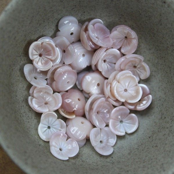 Perles intercalaire 3D forme Fleur Nacre sculptée 10mm en Nacre naturelle finition Rose Pale